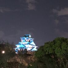 ブルーに染まる大阪城