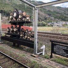 トロッコ亀岡駅ではたくさんのたぬきがお出迎え(見送り)