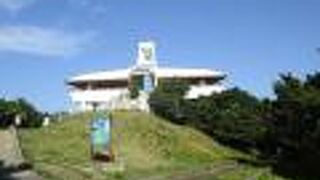 橋を渡ってすぐ