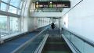 ガラス張りの明るい到着通路