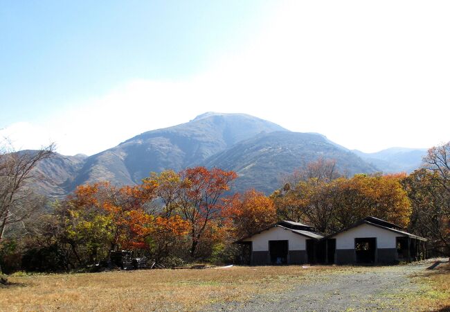 硫黄山の右にある山です。