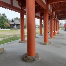 天平廻廊を模した朱色の柱が並ぶ建物に入っていて…、