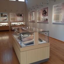 出土品や説明が並ぶ内部。