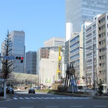 中央分離帯のある広い道路です