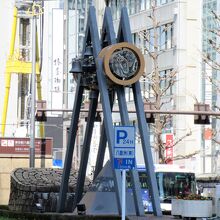 『平和の鐘』は毎時メロディを奏でます