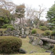 東門の近くにある庭園