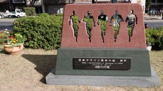 神戸市役所前にある茶色のモニュメント