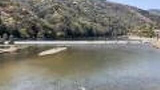 渡月橋の下を流れる大きな川。