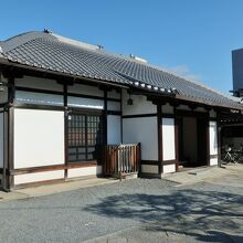むくり屋根の本堂