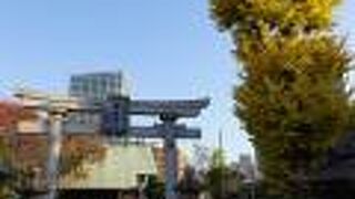 狭い境内ながら見どころは多いです