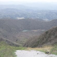 男三瓶山頂上から火口原を見下ろす。