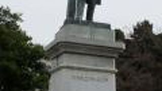 髭を蓄えた堂々たる紳士の像でした