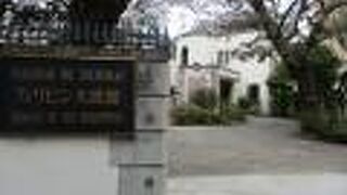 門から庭の中をのぞくこともできました