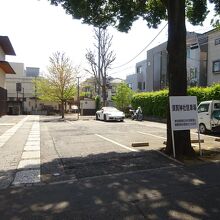 須賀神社には駐車場もあります。