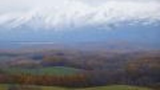 額縁の絵のように広がる広大な山々