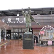 油屋熊八氏の像が目に止まります。