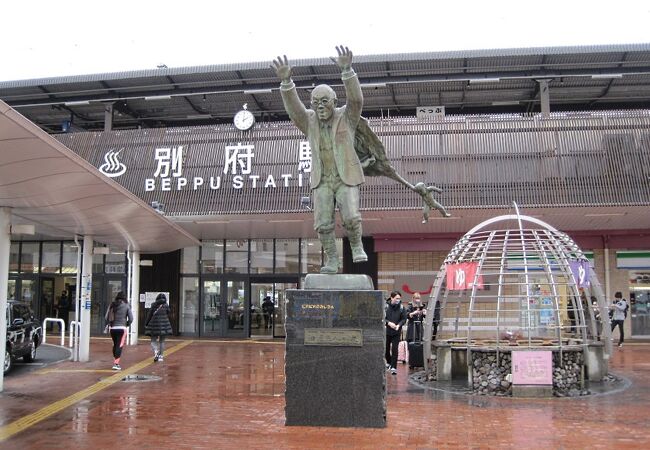 油屋熊八氏の像が目に止まります。