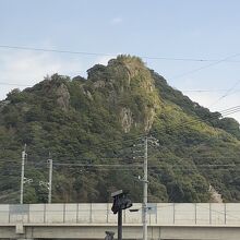 岩山と緑の木々