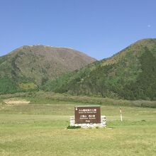 定めの松付近から左に男三瓶山、右に子三瓶山。