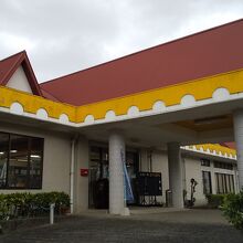 レストランと直営ショップ