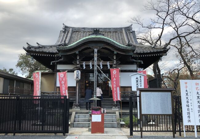 不忍池の弁天堂のそばにあります