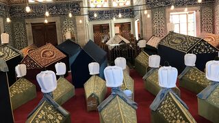 たくさんのお棺が建物の中に並んでいます