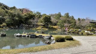 花いっぱいの庭園