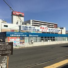 駅前から。　訪問日は晴れていました。