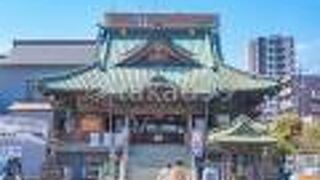 門もお堂も結構立派です