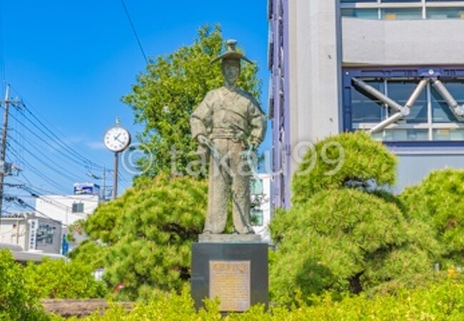 川越市役所の隣に立っています。