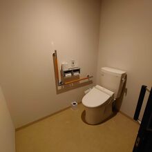 バリアフリールームなのでトイレも広々。ただドアがやや重め。