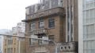 凝ったデザインの建物です