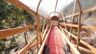 下呂の街から坂道を登った場所に広がる、食事に合掌造りの建物そして展望台などが揃う、「大人のテーマパーク」。