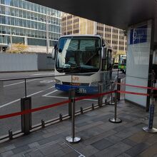 東京駅のバスターミナルに入るJR東海の高速バス