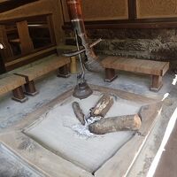 囲炉裏。夜はかっぽ酒が振舞われます。