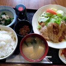 焼肉定食。小鉢も多くて大満足のボリューム♪