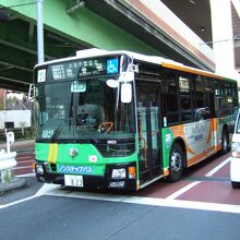 渋谷から新橋へ向かう路線が六本木を通ります
