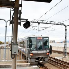 通過する快速電車