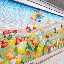 鶴見緑地駅の改札前の壁画