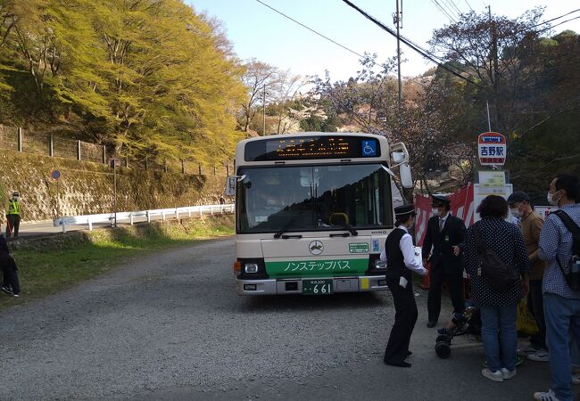 駅前操車場は長い待ち行列で大混雑