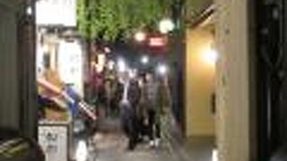 狭い路地にたくさんの飲食店が並んでいます