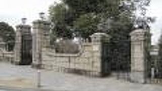 元町商店がより坂道を登っていきます。