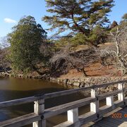 この池の中央付近に浮見堂があります。