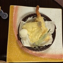 揚物の鱚と海老の天ぷら(蓮根、オクラ、天だし)です