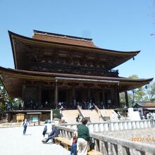 東大寺を彷彿とさせる立派な本殿。