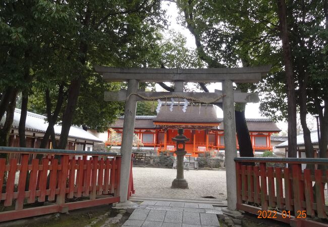 薬師寺の鎮守社として由緒ある神社です。