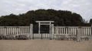 大きな人造池（？）があり、その中に垂仁天皇陵がありました。