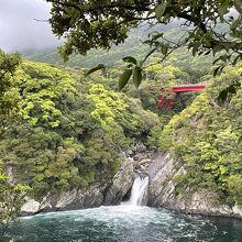 水が流れ落ちる形がハート形