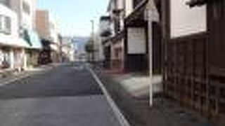 通りの両側にカフェやショップ、記念館などがあります。