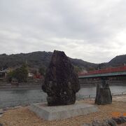 宇治川の中州となっている橘島に「宇治川先陣之碑」がありました。